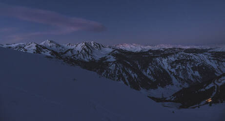 Mit Schnee bedeckte Berge bei Sonnenaufgang - JAQF00256