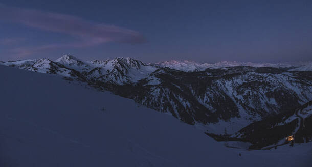 Mit Schnee bedeckte Berge bei Sonnenaufgang - JAQF00256
