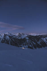 Schneebedeckte Berge in Baqueira bei Sonnenaufgang - JAQF00257