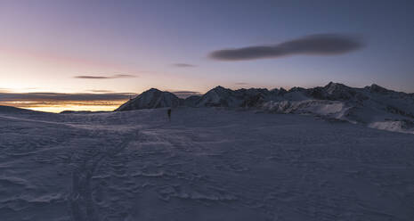 Schneebedeckte Berge bei Sonnenaufgang - JAQF00259