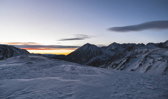 Verschneiter Berg bei Sonnenaufgang - JAQF00260