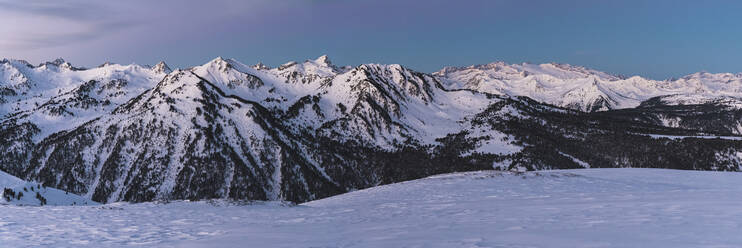 Schöner schneebedeckter Berg bei Sonnenaufgang - JAQF00262