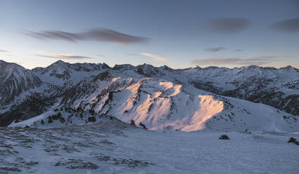 Schneebedeckter Pyrenäenberg gegen Himmel - JAQF00270
