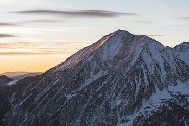 Schneebedeckter Berggipfel bei Sonnenaufgang - JAQF00272