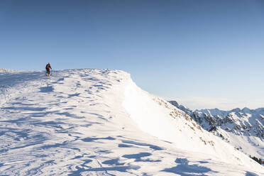 Männlicher Skifahrer beim Sonnenaufgang in Baqueira Beret - JAQF00280