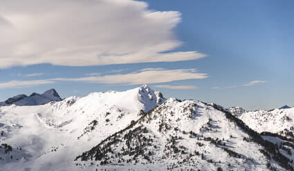 Rocky Mountain mit Schnee bedeckt gegen bewölkten Himmel - JAQF00284