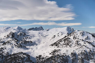 Verschneiter Berg gegen bewölkten Himmel - JAQF00287