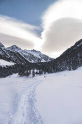 Landschaft mit Schnee bedeckt gegen bewölkten Himmel - JAQF00296