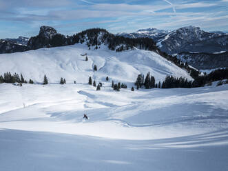 Mann beim Skifahren auf dem schneebedeckten Karkopf, Lattengebirge, Berchtesgadenerland, Deutschland - HAMF00810