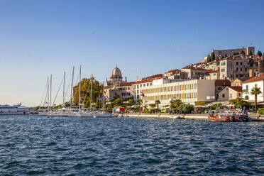 Kroatien, Gespanschaft Sibenik-Knin, Sibenik, Yachthafen mit Kathedrale des Heiligen Jakobus im Hintergrund - MAMF01608