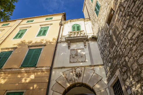 Kroatien, Gespanschaft Sibenik-Knin, Sibenik, Altes Tor neben dem Stadtmuseum Sibenik - MAMF01612