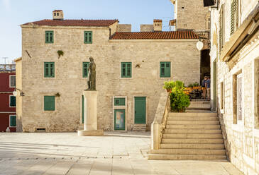 Kroatien, Gespanschaft Sibenik-Knin, Sibenik, Treppe zu einem Gebäude auf dem Platz Trg Republike Hrvatske mit Statue im Hintergrund - MAMF01615