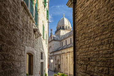 Kroatien, Gespanschaft Sibenik-Knin, Sibenik, Gasse vor der Kathedrale des Heiligen Jakobus - MAMF01618