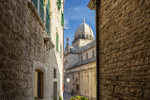 Croatia, Sibenik-Knin County, Sibenik, Alley in front of Cathedral of Saint James - MAMF01618