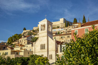 Kroatien, Gespanschaft Sibenik-Knin, Sibenik, Glockenturm der Kirche mit der Festung des Heiligen Johannes im Hintergrund - MAMF01619