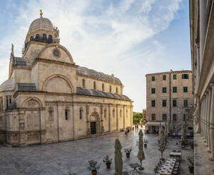 Kroatien, Gespanschaft Sibenik-Knin, Sibenik, Straßencafé vor der Kathedrale des Heiligen Jakobus - MAMF01620