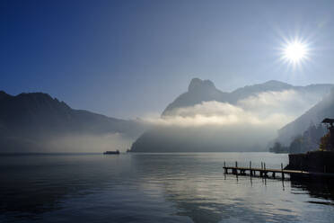 Österreich, Oberösterreich, Traunkirchen, Traunsee im Herbstnebel - LBF03364