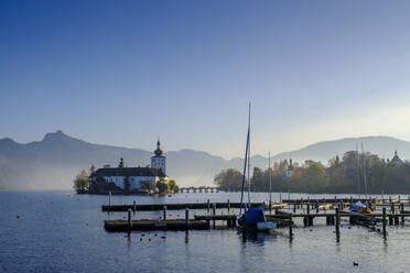 Österreich, Oberösterreich, Gmunden, Schloss Ort am Traunsee im Herbstnebel - LBF03365