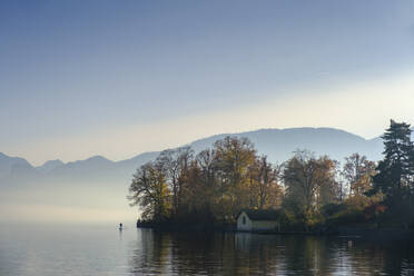Austria, Upper Austria, Gmunden, Traunsee lake in autumn fog - LBF03366