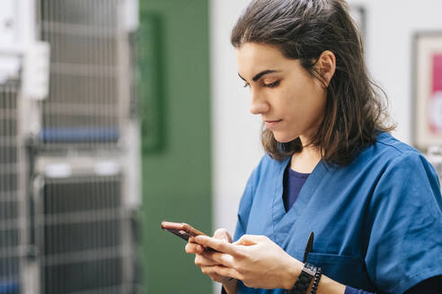 Krankenschwester benutzt Mobiltelefon im Krankenhaus - DGOF01904