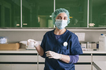 Eine Krankenschwester hält eine Probe für eine medizinische Untersuchung in einem Tierkrankenhaus - DGOF01907