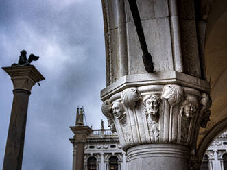 Italien, Venedig, Nahaufnahme der Säule des Dogenpalastes - HAMF00813