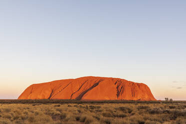 Australien, Northern Territory, Klarer Himmel über Uluru (Ayers Rock) in der Abenddämmerung - FOF12046