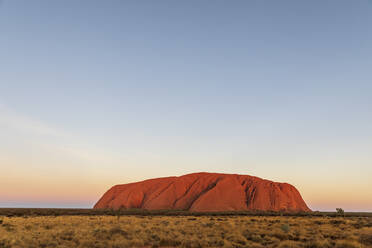 Australien, Northern Territory, Klarer Himmel über Uluru (Ayers Rock) in der Abenddämmerung - FOF12047