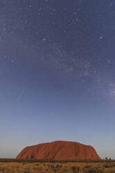 Australien, Northern Territory, Sternenhimmel über Uluru (Ayers Rock) in der Abenddämmerung - FOF12049