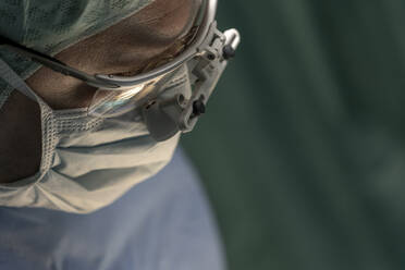 Nahaufnahme der Lupenbrille eines Chirurgen im Operationssaal - CAVF92818