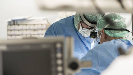 Zwei Chirurgen im Operationssaal während einer Operation - CAVF92821