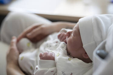 Neugeborenes Baby in den Armen einer Krankenschwester - CAVF92857