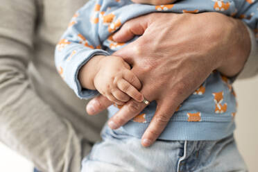 Ein Vater hält sein Kind in seinen Armen - CAVF92861