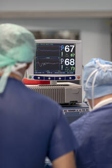 Herzfrequenz auf einem Bildschirm, im Operationssaal - CAVF92895