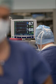 Herzfrequenz auf einem Bildschirm, im Operationssaal - CAVF92896