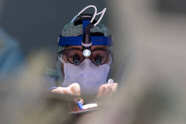 Herzchirurg bei der Operation eines Herzens - CAVF92899