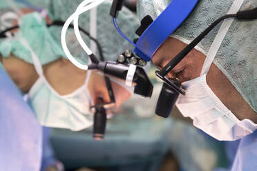 Zwei Herzchirurgen während eines chirurgischen Eingriffs - CAVF92913