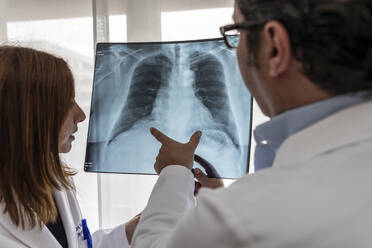 Zwei Ärzte lesen eine Röntgenaufnahme der Brust - CAVF92914