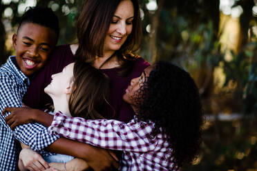 Mama & Kinder umarmen sich beim gegenseitigen Anschauen - CAVF92936
