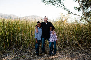 Vater posiert mit Söhnen im Park in Chula Vista - CAVF92941