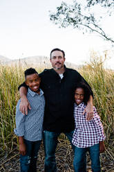 Vater posiert mit Söhnen im Park in Chula Vista - CAVF92942