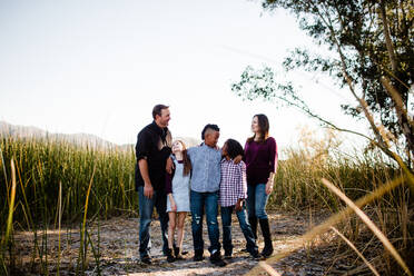 Fünfköpfige Familie im Park in Chula Vista - CAVF92947