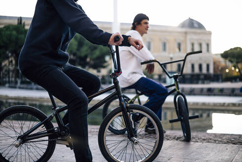 Zwei Männer posieren mit ihren BMX-Fahrrädern in der Stadt Madrid Spanien - CAVF92967