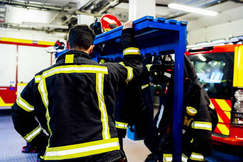 Feuerwehrmann auf einen Notfall vorbereitet - CAVF92991