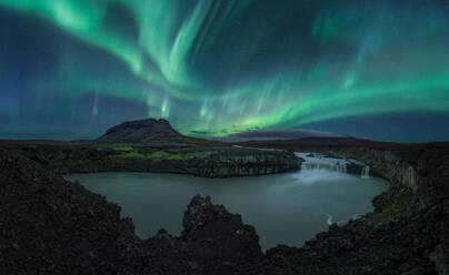 Magicas auroras over Þjófafoss, an incredible waterfall, - CAVF93036