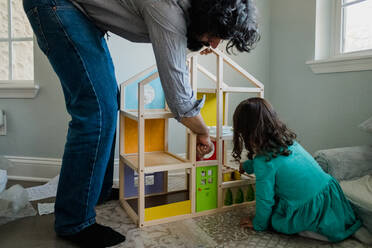 Vater und Tochter bauen ein Puppenhaus - CAVF93058