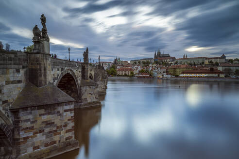 Prager Burg und Karlsbrücke an der Moldau in der Stadt, Prag, Böhmen, Tschechische Republik - CAVF93064