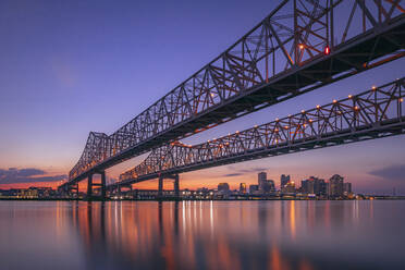 Die Brücke von New Orleans am Abend - CAVF93086