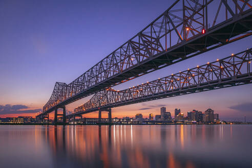 Die Brücke von New Orleans am Abend - CAVF93086