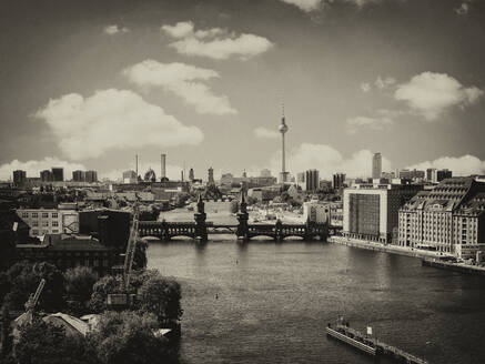 Deutschland, Berlin Stadtbild mit Oberbaumbrücke über die Spree in schwarz-weiß - ALEF00117